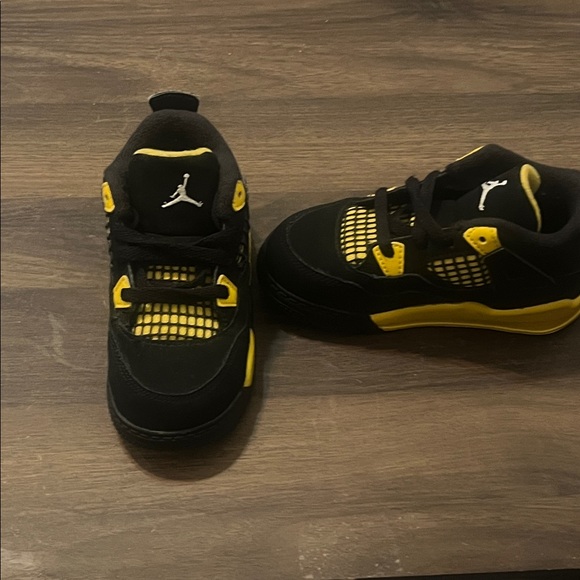 Kids Black and Yellow Jordan Spizikes - Picture 6 of 6